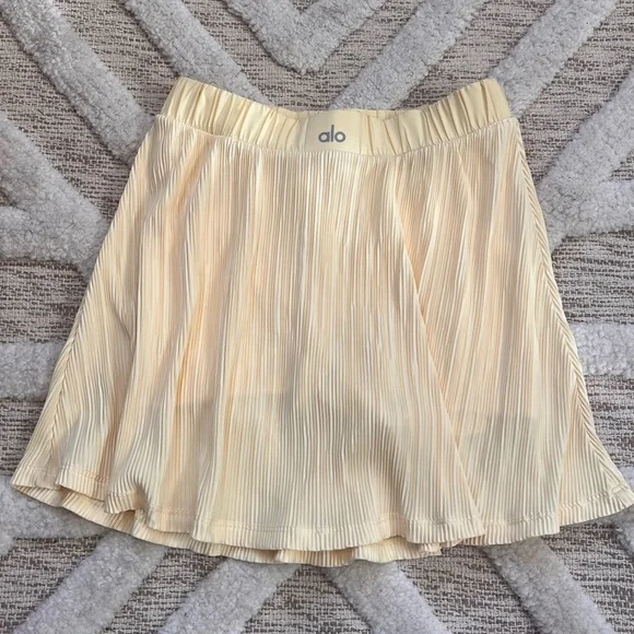 ALO Yoga Micro Plisse Skirt Lemon Ice aka Candlelight XXS Built-In Shorts Rare - Picture 2 of 11